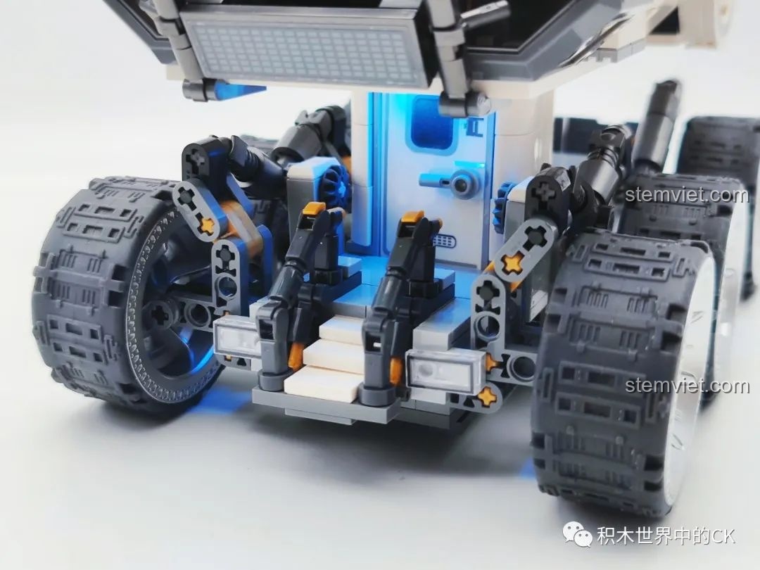 Cận cảnh đèn LED màu xanh dương dưới gầm xe và đèn vàng trong khoang lái của mô hình SEMBO 107104.