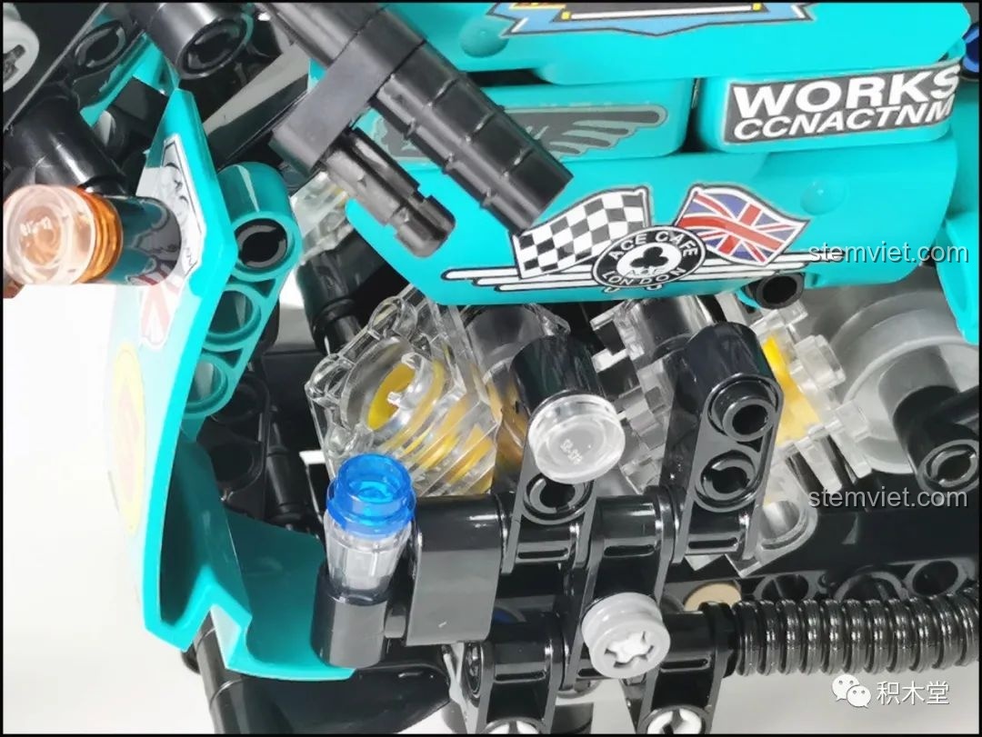 Cận cảnh khối động cơ trong suốt và các decal trang trí trên mô hình Mô tô Cafe Racer Cổ điển 50025, chi tiết đắt giá nhất.