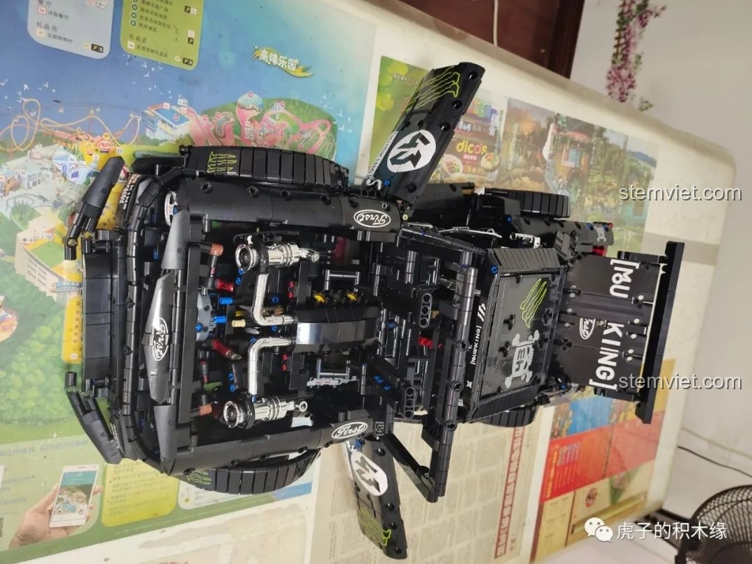 Cận cảnh chi tiết khối động cơ V8 và bộ tăng áp kép mạ crôm của xe Mould King 13108.