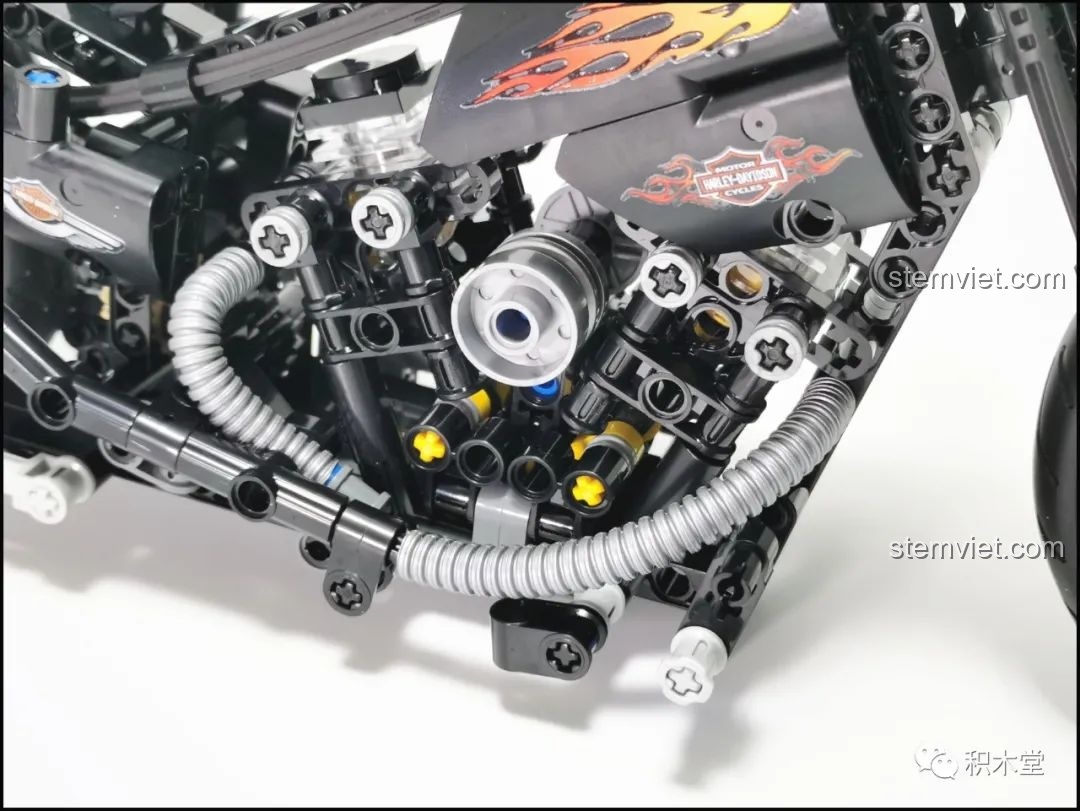 Cận cảnh chi tiết khối động cơ V-twin của mô hình Lucky Star 50024 Harley-Davidson Knuckle Chopper.