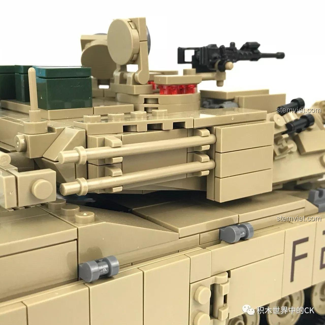 Cận cảnh khối động cơ được làm từ gạch trong suốt bên trong mô hình xe tăng KAZI KY10000.