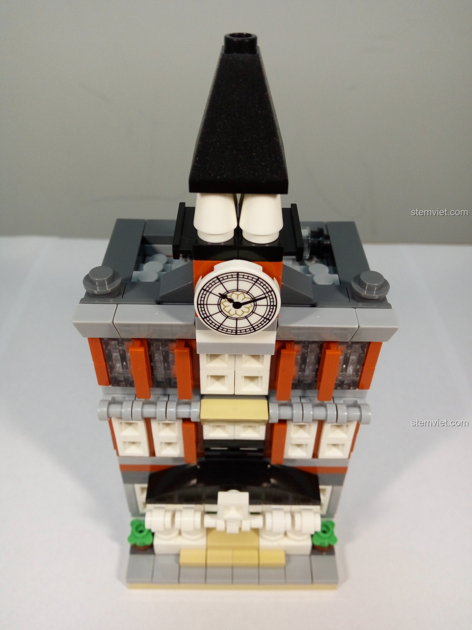 Cận cảnh tháp đồng hồ của Tòa nhà công cộng mini Decool chất lượng cao, chi tiết in sắc nét.