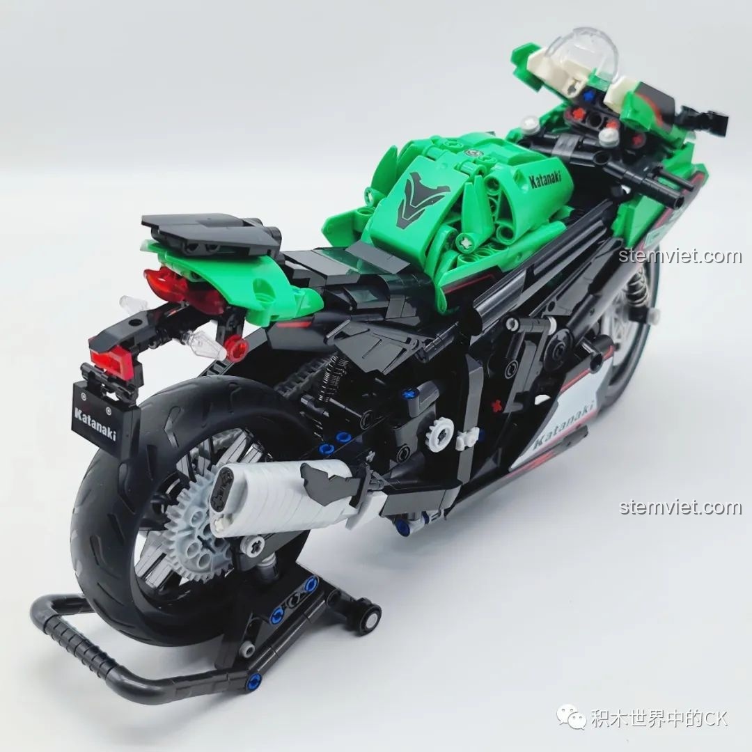Cận cảnh phần đuôi và bánh sau của bộ lắp ráp Mô hình xe máy Kawasaki NINJA ZX-10R cho con trai 6 tuổi.