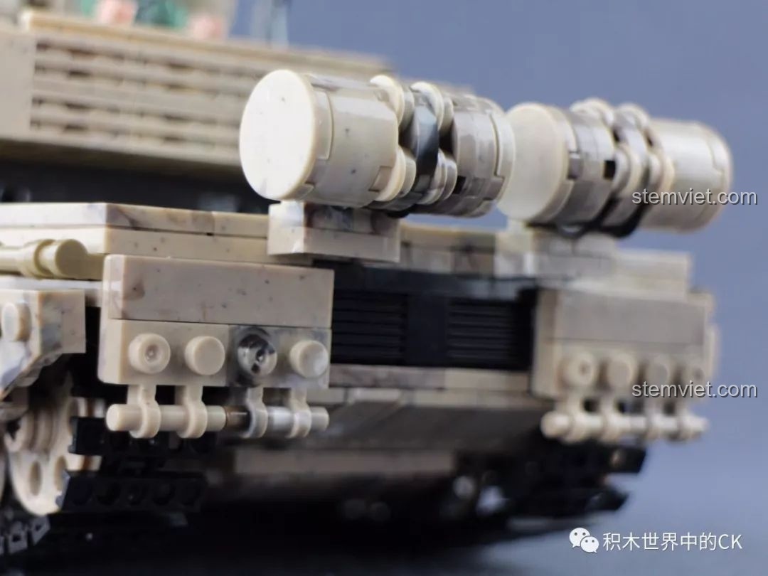 Cận cảnh chi tiết phần đuôi xe tăng Type 99 với các bình nhiên liệu phụ và kết cấu phức tạp.