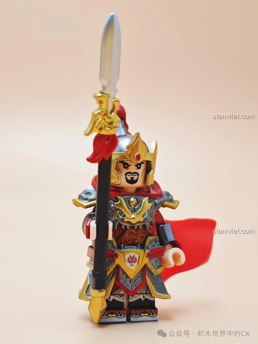 Cận cảnh khuôn mặt và bộ giáp của minifigure Nhạc Phi 11722, thể hiện thần thái uy nghiêm và các chi tiết được chế tác tinh xảo.