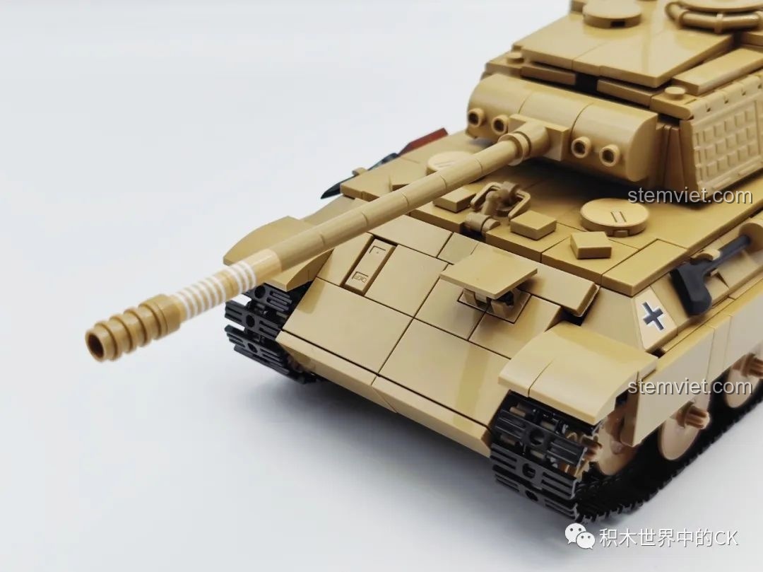 Chi tiết cận cảnh phần giáp trước của xe tăng Panther V trong bộ lắp ráp CaDA C61073.