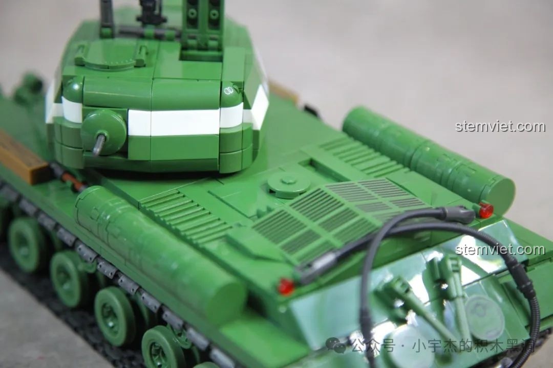 Cận cảnh chi tiết giáp trước và hệ thống xích của mô hình xe tăng IS-2 Quan Guan.
