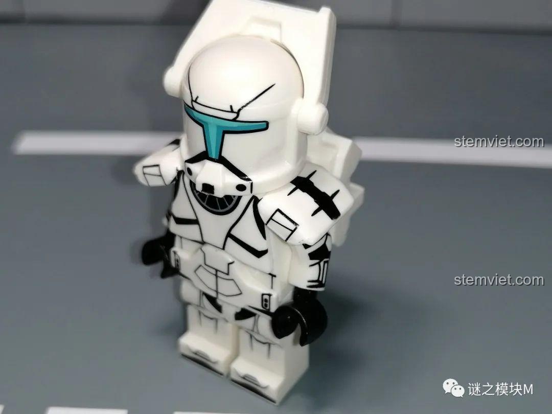 Cận cảnh chi tiết giáp vai của minifigure Koruit KT1048, cho thấy chất lượng in ấn sắc nét trên từng chi tiết nhỏ.