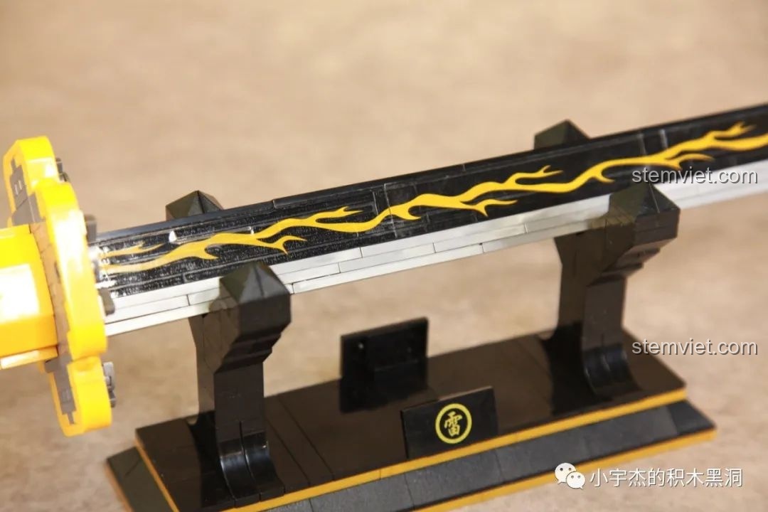 Cận cảnh chi tiết lưỡi kiếm với họa tiết tia sét và đế trưng bày có chữ 'Lôi'.