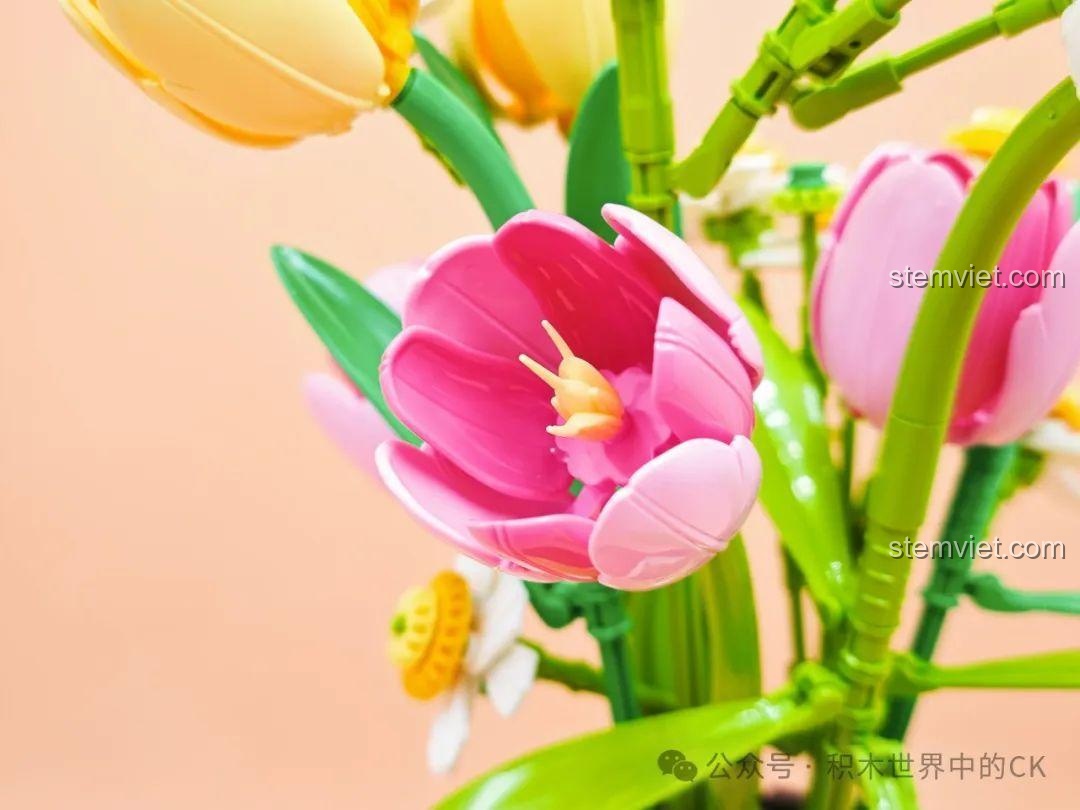 Cận cảnh chi tiết bông hoa tulip màu hồng trong bộ lắp ghép Bó Hoa Tulip và Cúc Họa Mi BAKA 33802.