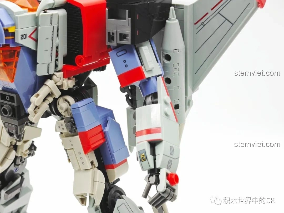 Cận cảnh phần hông và khớp đùi của mô hình Robot Biến Hình Blitzwing JIESTAR 58047.