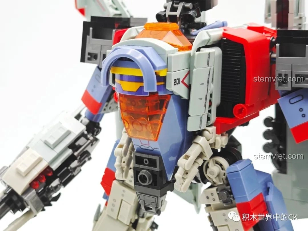 Cận cảnh chi tiết bên hông thân của mô hình Robot Biến Hình Blitzwing JIESTAR 58047.