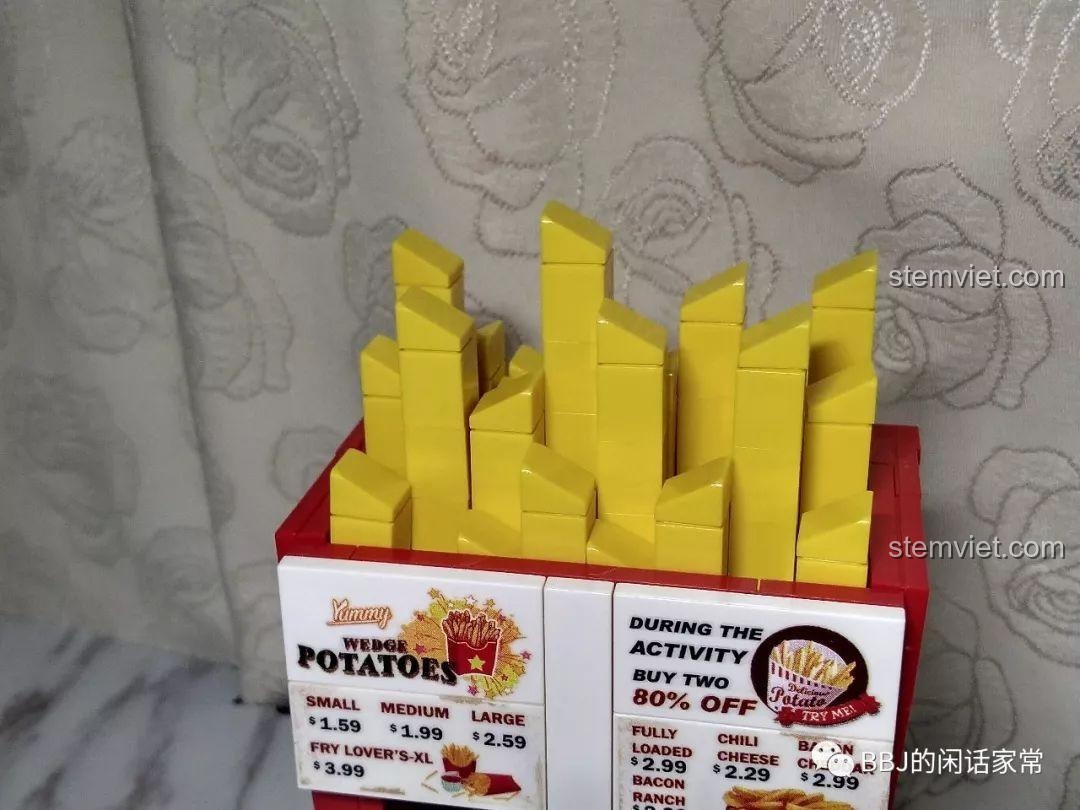 Cận cảnh phần khoai tây chiên được tạo nên từ các mảnh ghép màu vàng trên nóc mô hình Sembo 601058.