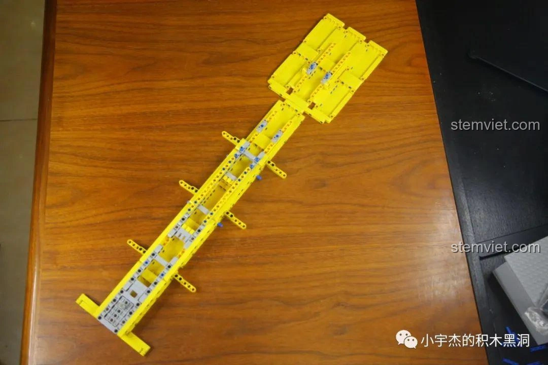 Cận cảnh khung gầm của bộ đồ chơi lắp ráp Thùng Container Hồng 1:10 YC-QC013.