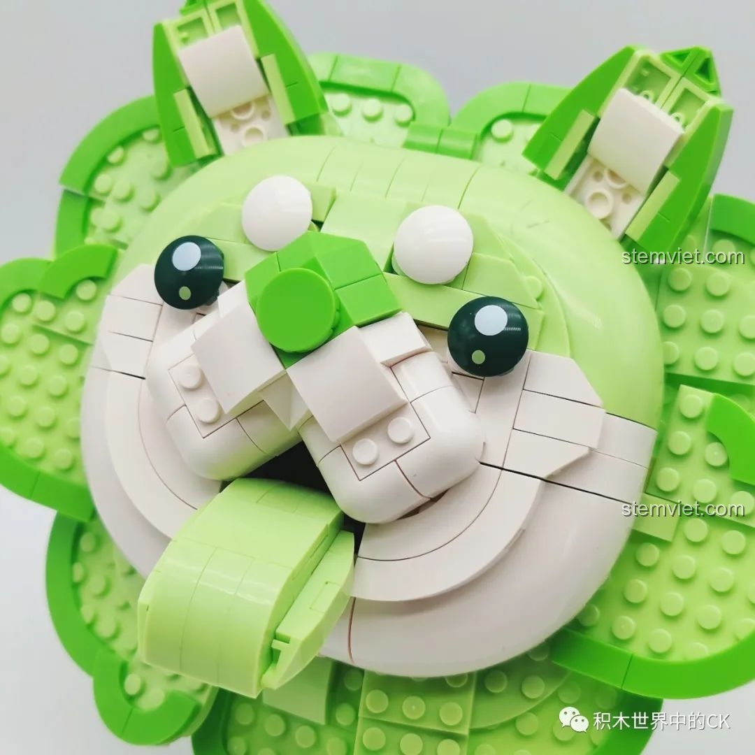 Cận cảnh khuôn mặt của mô hình Chó Bắp Cải với đôi mắt, mũi và miệng được lắp ráp tỉ mỉ.