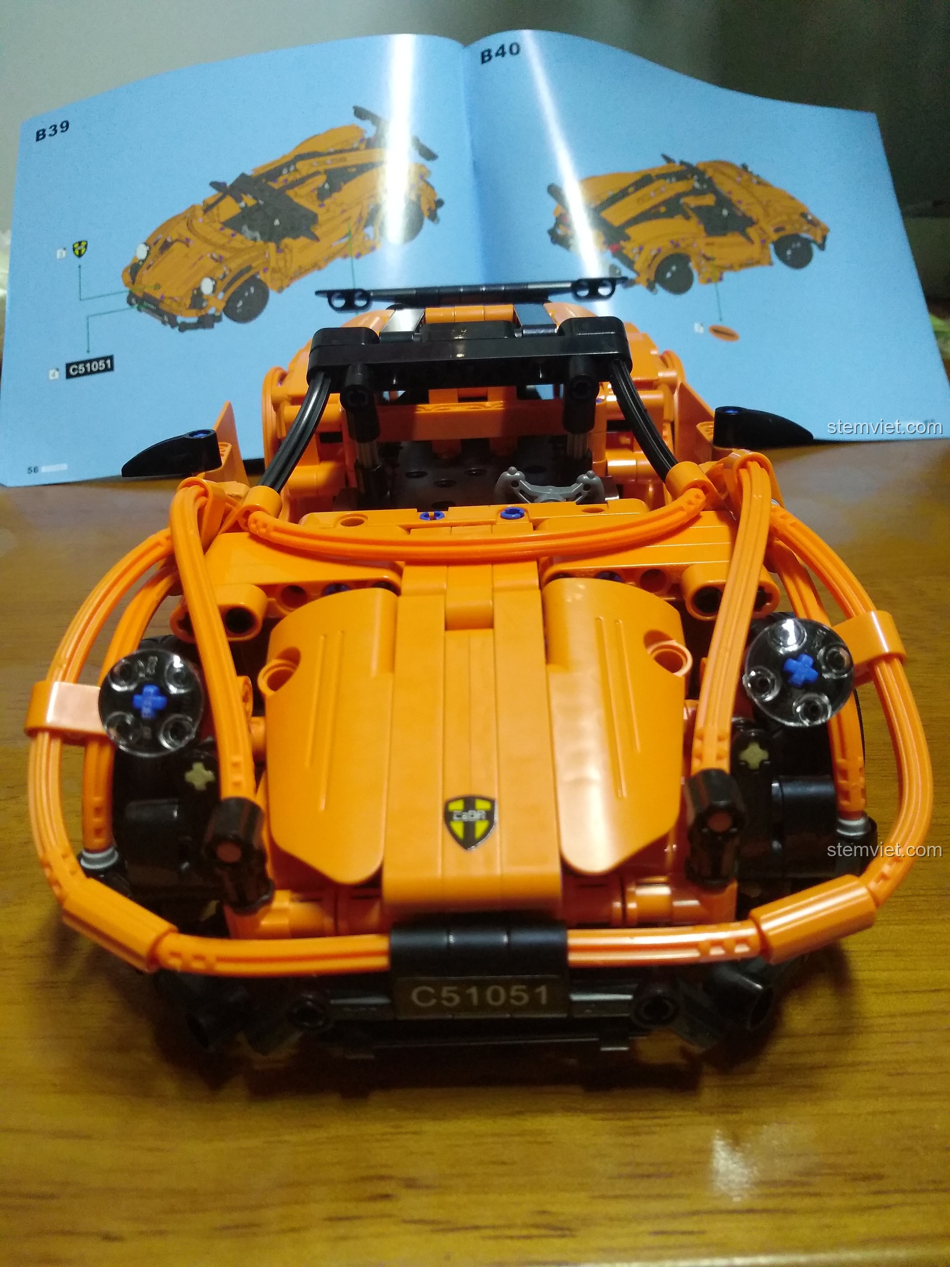 Cận cảnh logo và mã sản phẩm C51051 trên mui xe của bộ đồ chơi mô hình Porsche 918 Spyder.