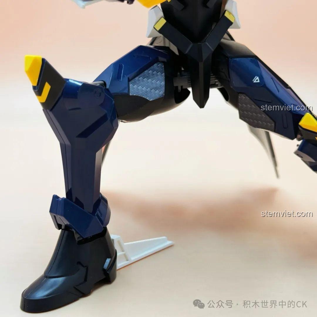 Cận cảnh phần lưng của mô hình Hậu Nghệ Keeppley 78013, với các ống dẫn năng lượng màu vàng.