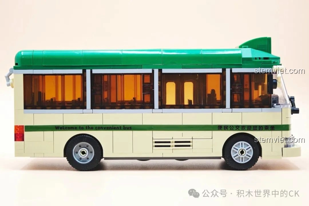 Cận cảnh mặt bên của mô hình ZheGao 991013 Xe Buýt Cổ Điển Hồng Kông, với các chi tiết nhỏ trên thân xe.