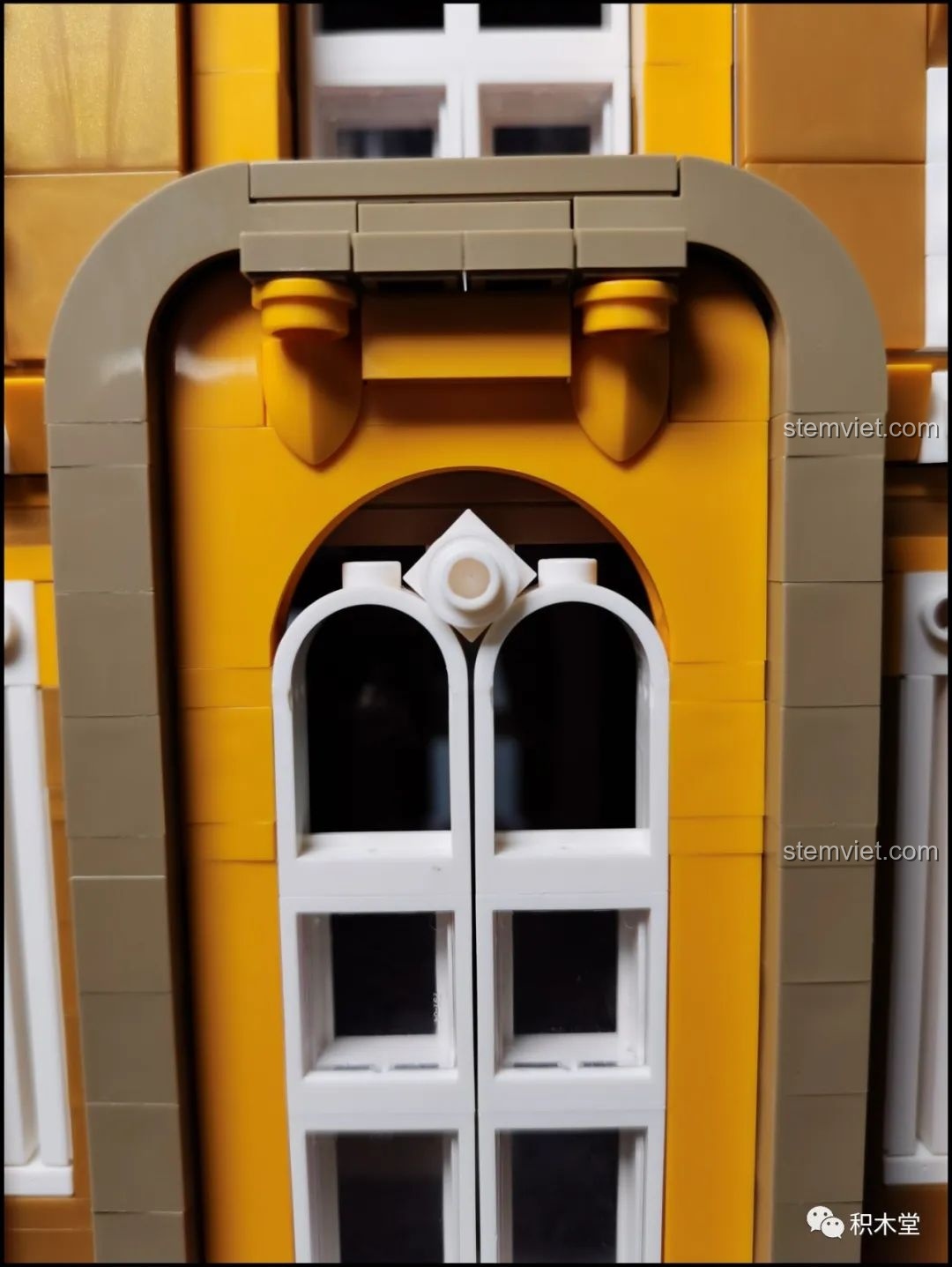 Cận cảnh mặt tiền tầng 1 của bộ Leier 10003, với kiến trúc vòm và các chi tiết trang trí tinh xảo.