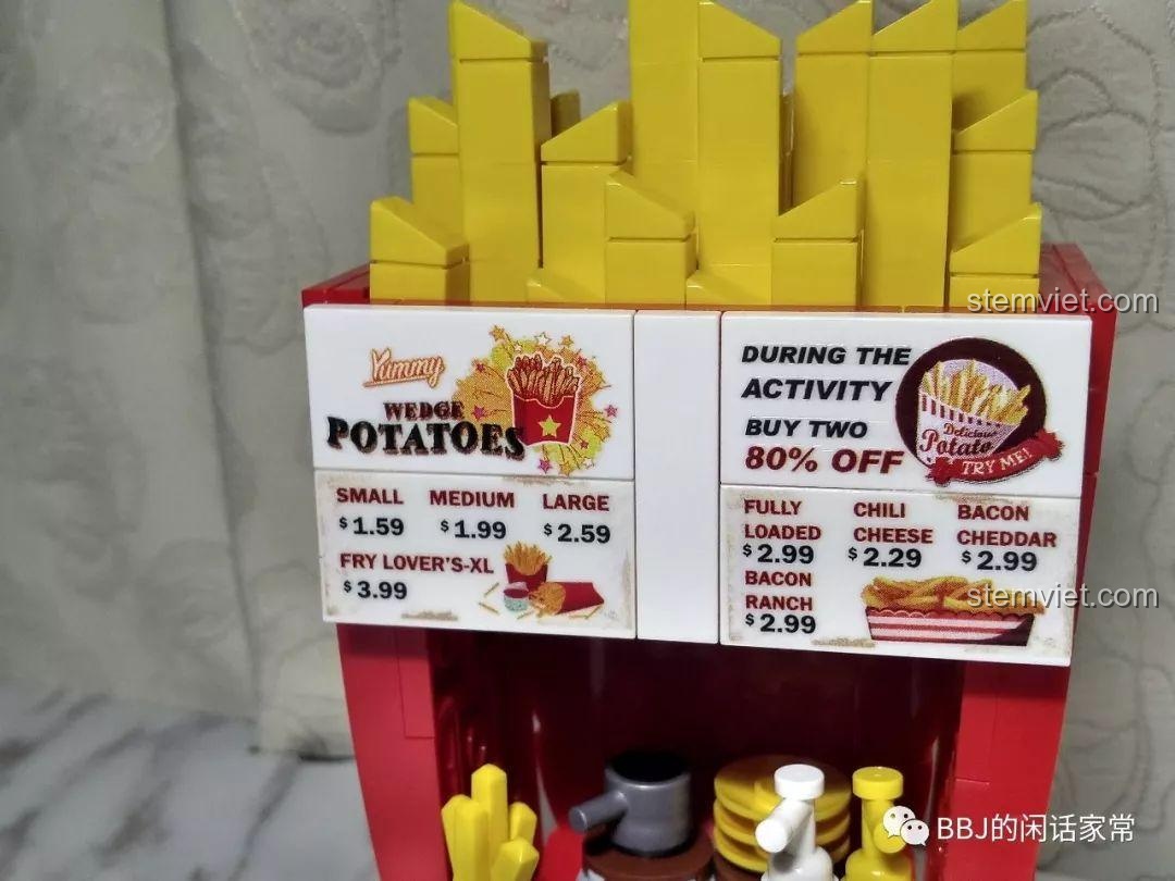 Cận cảnh sticker menu và khuyến mãi trên mô hình tiệm khoai tây chiên Sembo 601058, chi tiết và sắc nét.