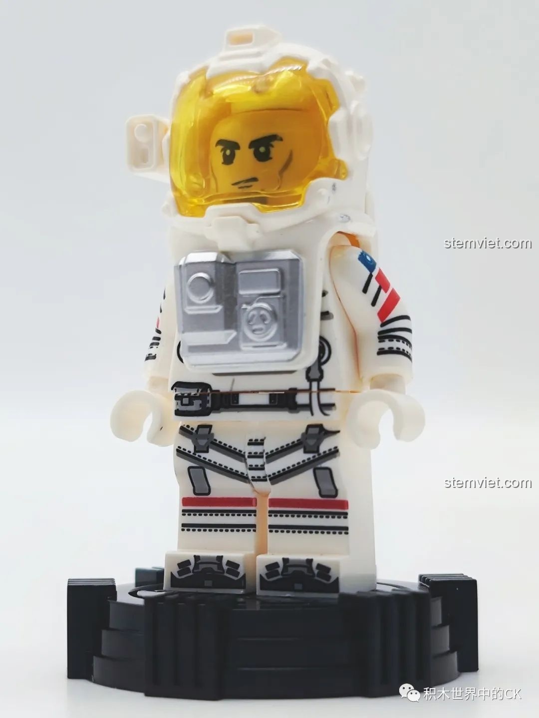 Cận cảnh minifigure phi hành gia trong bộ đồ trắng với các chi tiết in sắc nét của bộ SEMBO 107104.