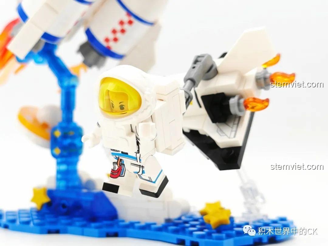 Cận cảnh minifigure phi hành gia đáng yêu của Sembo với bộ đồ du hành vũ trụ và mũ bảo hiểm màu vàng trong suốt.