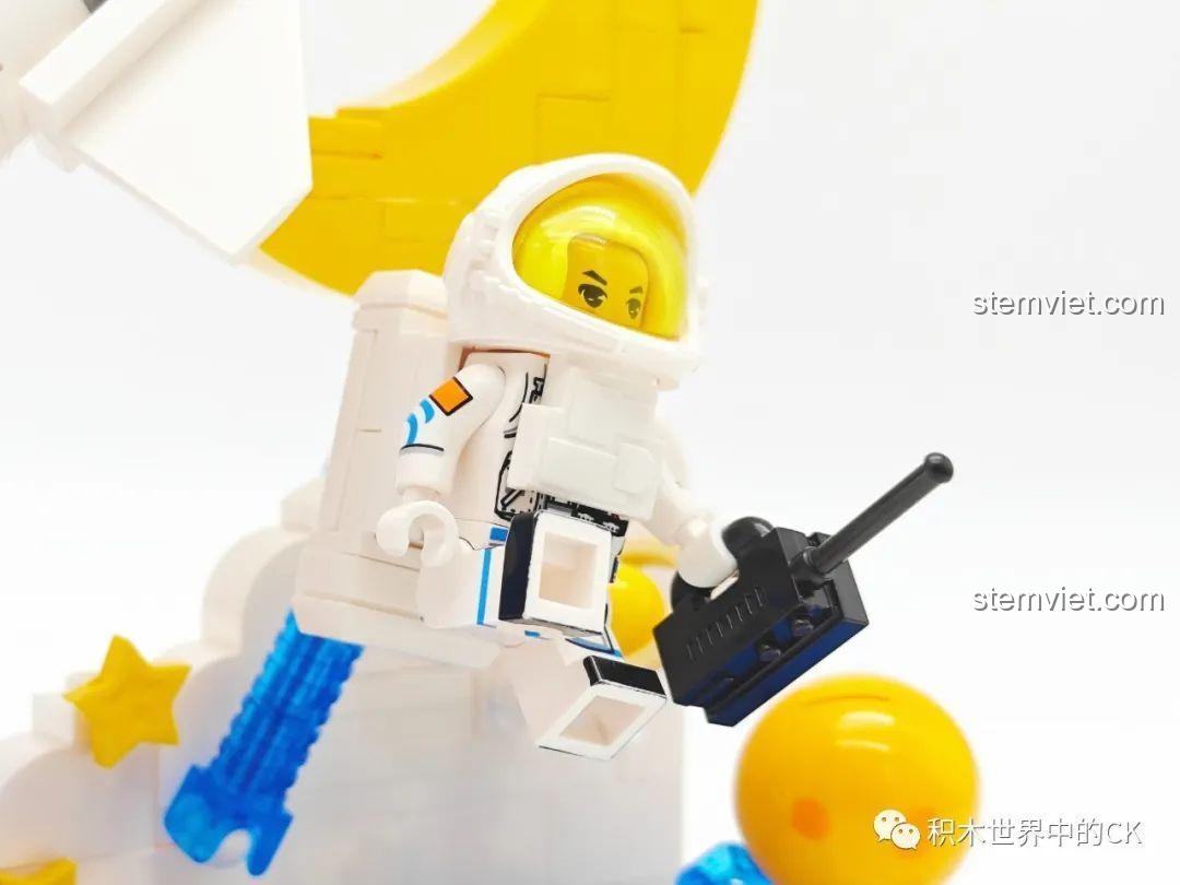 Cận cảnh minifigure phi hành gia Sembo với bộ phản lực cá nhân màu xanh và máy bộ đàm trong tay.