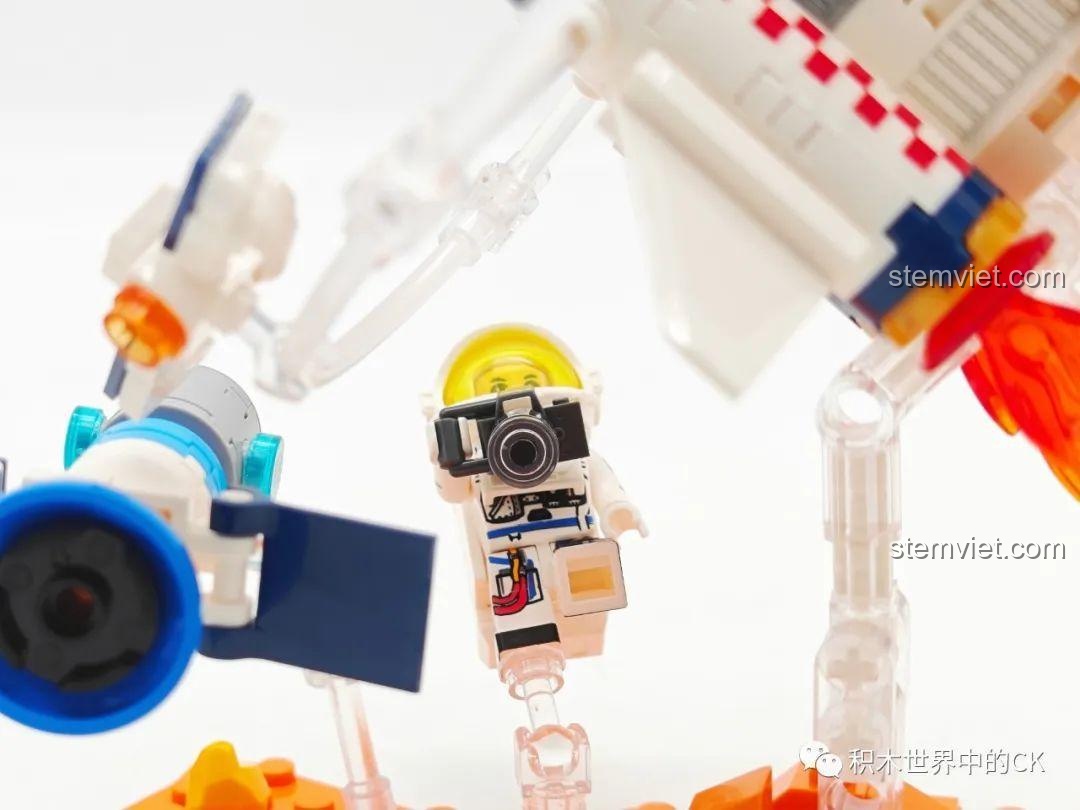 Cận cảnh minifigure phi hành gia Sembo đang cầm một chiếc máy ảnh, một chi tiết phụ kiện thú vị.