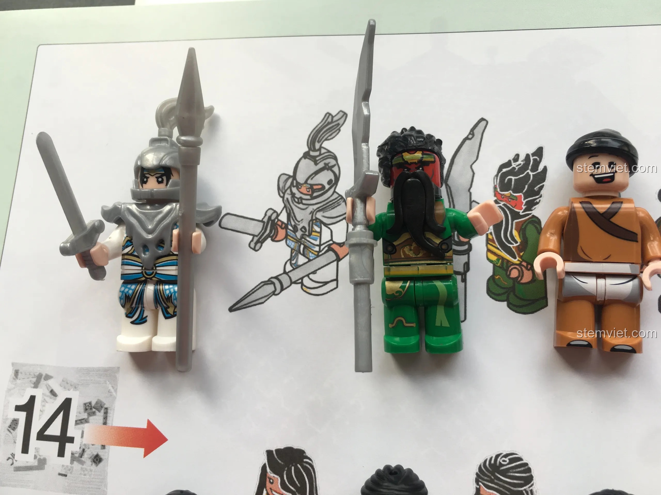 Cận cảnh minifigures Triệu Vân và Quan Vũ với vũ khí và giáp trụ.