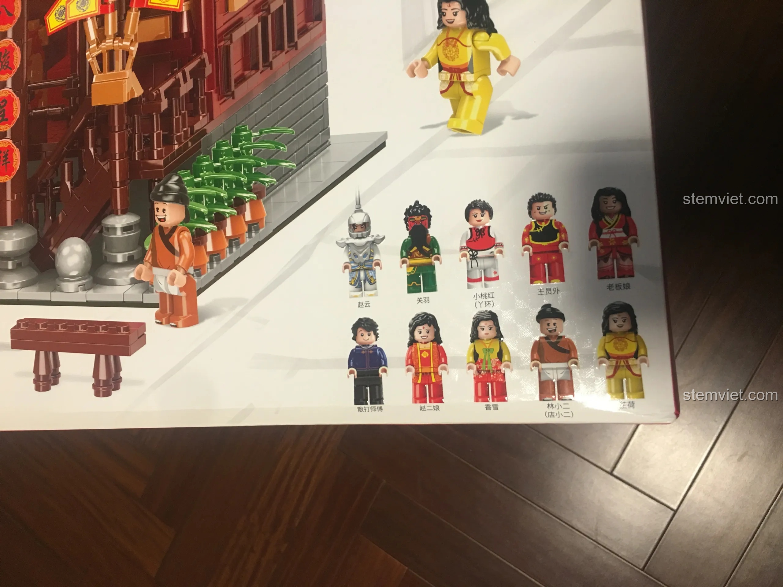 Cận cảnh 10 minifigures trong bộ XINGBAO XB-01020, bao gồm các nhân vật diễn viên và khán giả với trang phục cổ trang.