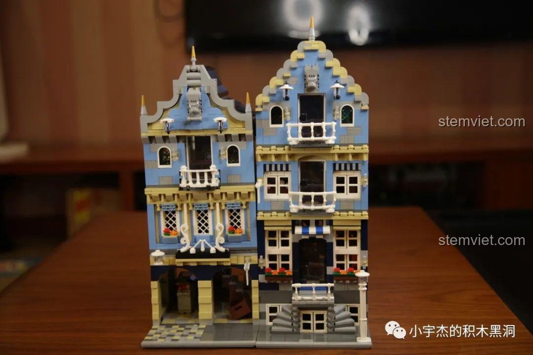 Cận cảnh mặt tiền Cửa hàng chổi bay Mould King 16039 khi bật đèn, các chi tiết nội thất trở nên nổi bật.