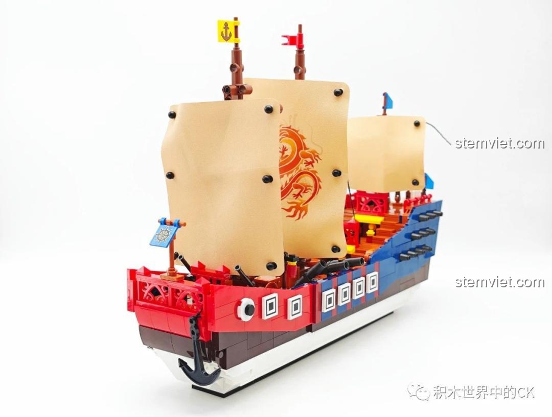 Cận cảnh phần mũi tàu của bộ lắp ráp Thuyền chiến kiểu cổ JIESTAR, thể hiện chi tiết mỏ neo và các hoa văn trang trí.