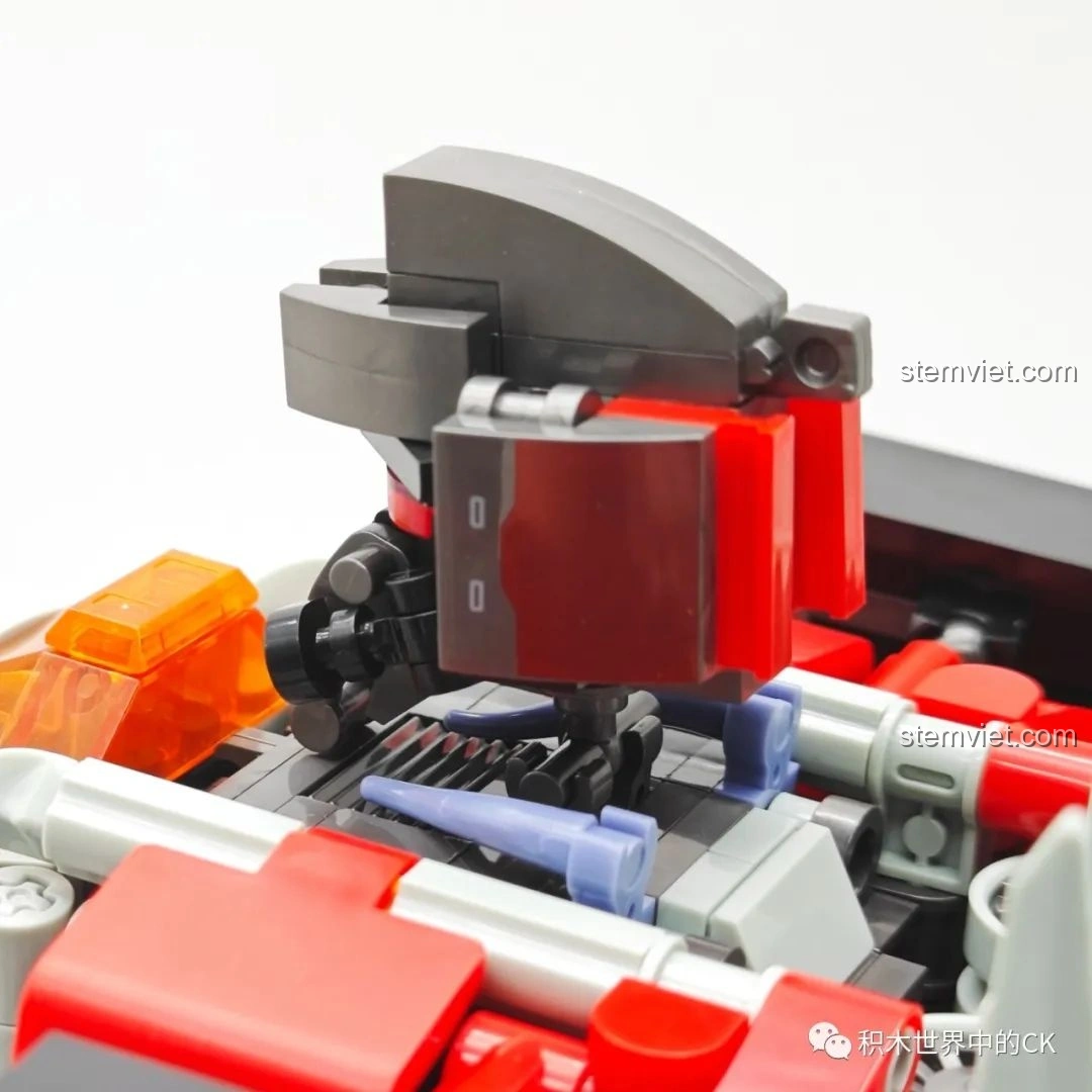 Cận cảnh phần ngực và buồng lái của mô hình Robot Biến Hình Blitzwing JIESTAR 58047.