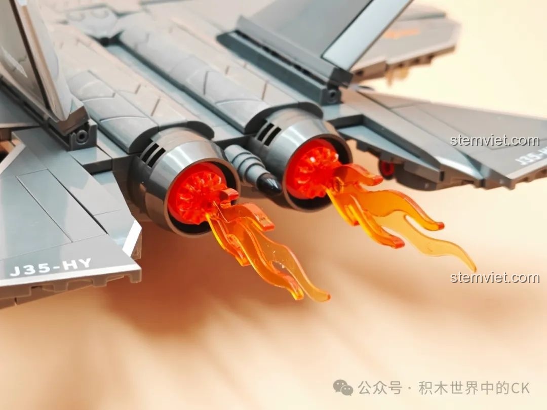 Cận cảnh chi tiết hai ống xả động cơ của bộ xếp hình Máy bay J-35 Sembo, hiệu ứng lửa sống động.