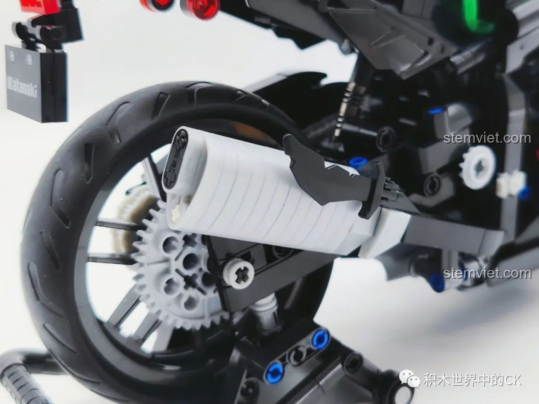 Cận cảnh ống xả của mô hình xe máy Kawasaki Ninja ZX-10R, một chi tiết thiết kế đặc trưng.