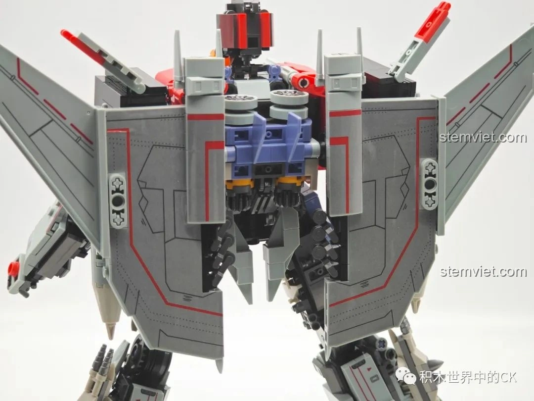 Cận cảnh pháo năng lượng và súng laser, vũ khí của mô hình Robot Biến Hình Blitzwing JIESTAR 58047.