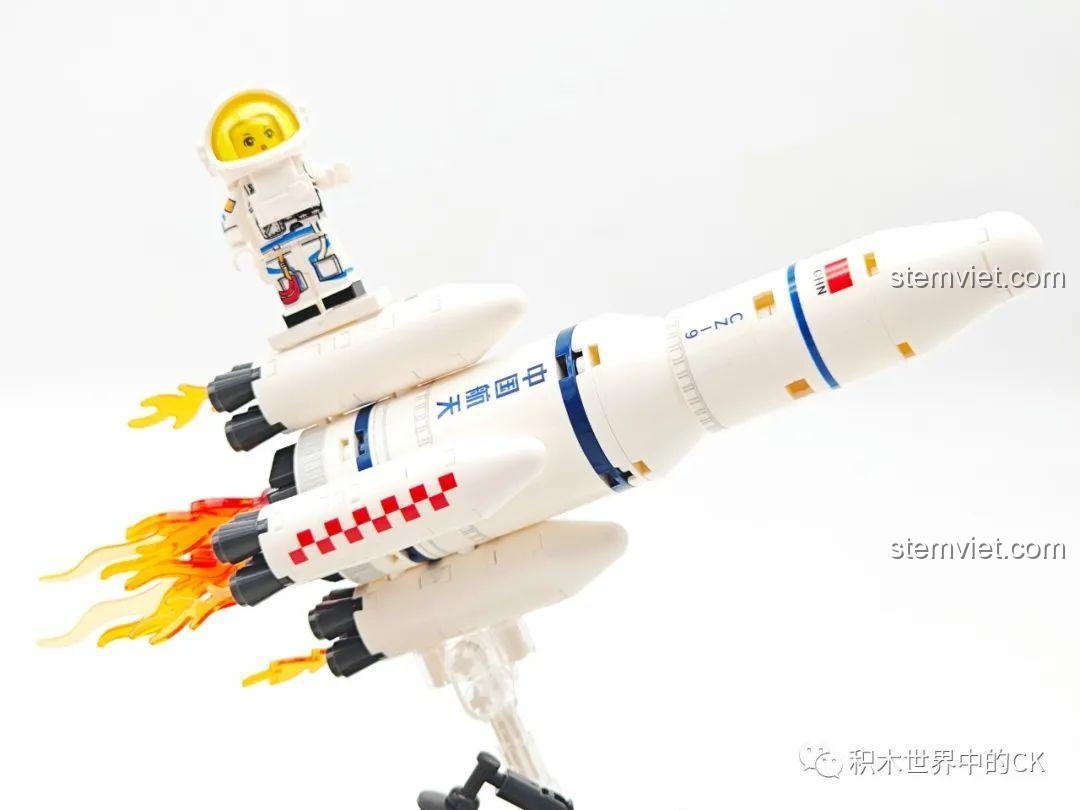 Cận cảnh minifigure phi hành gia đang bám trên thân tên lửa Sembo 203358, sẵn sàng cho chuyến bay.