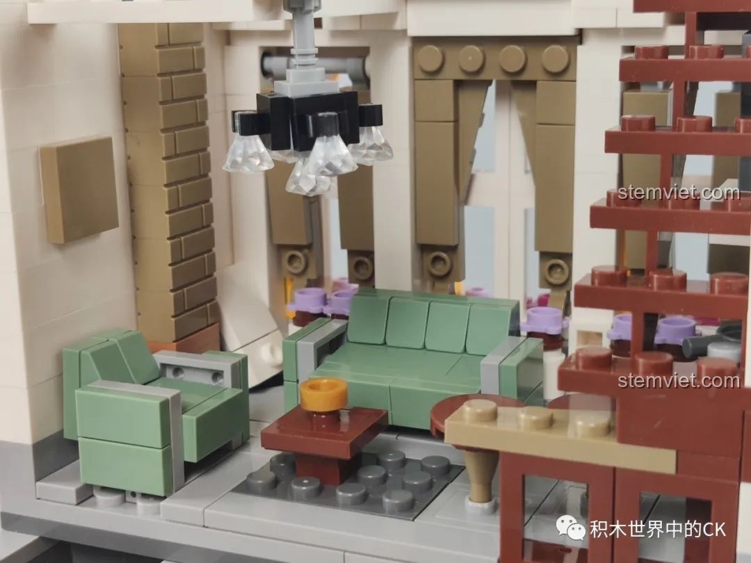 Cận cảnh phòng khách ở tầng hai của bộ Leier 10003, với bộ sofa, bàn cà phê và đèn chùm tinh xảo.