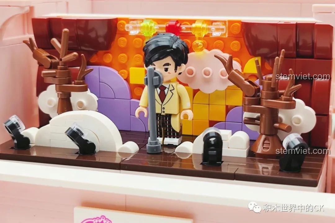 Cận cảnh bối cảnh sân khấu Thiên Lý Chi Ngoại trong bộ đàn piano Keeppley DZ0155.