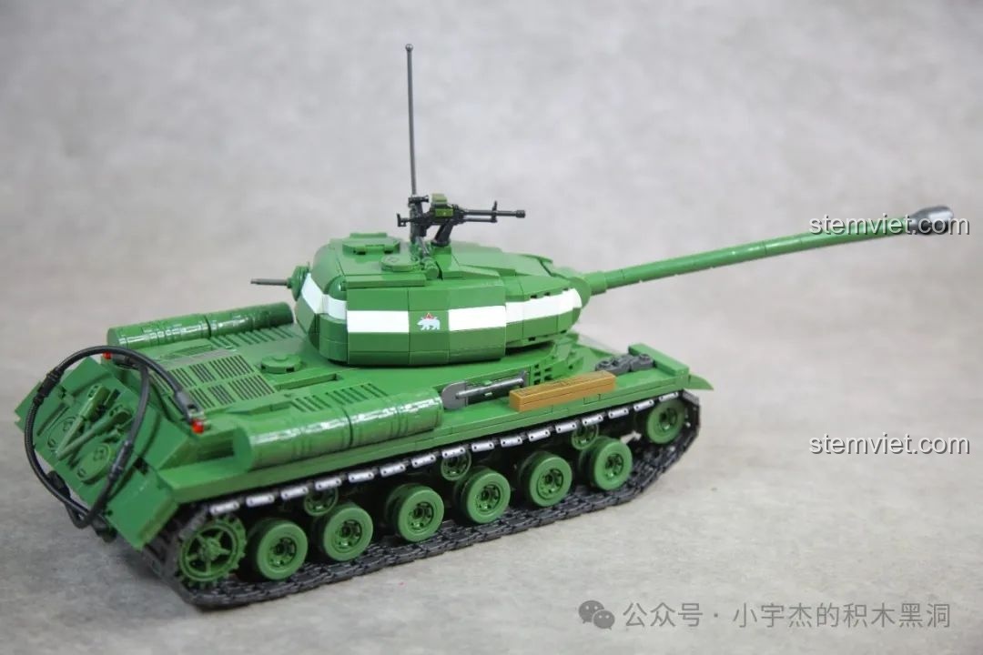 Cận cảnh chi tiết súng máy được lắp ráp tỉ mỉ trên nóc tháp pháo của xe tăng IS-2.