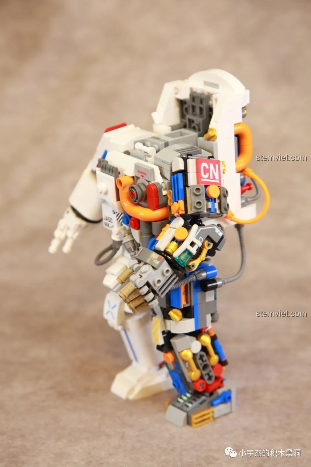 Cận cảnh chi tiết cánh tay cơ khí của mô hình Phi hành gia JK9106.