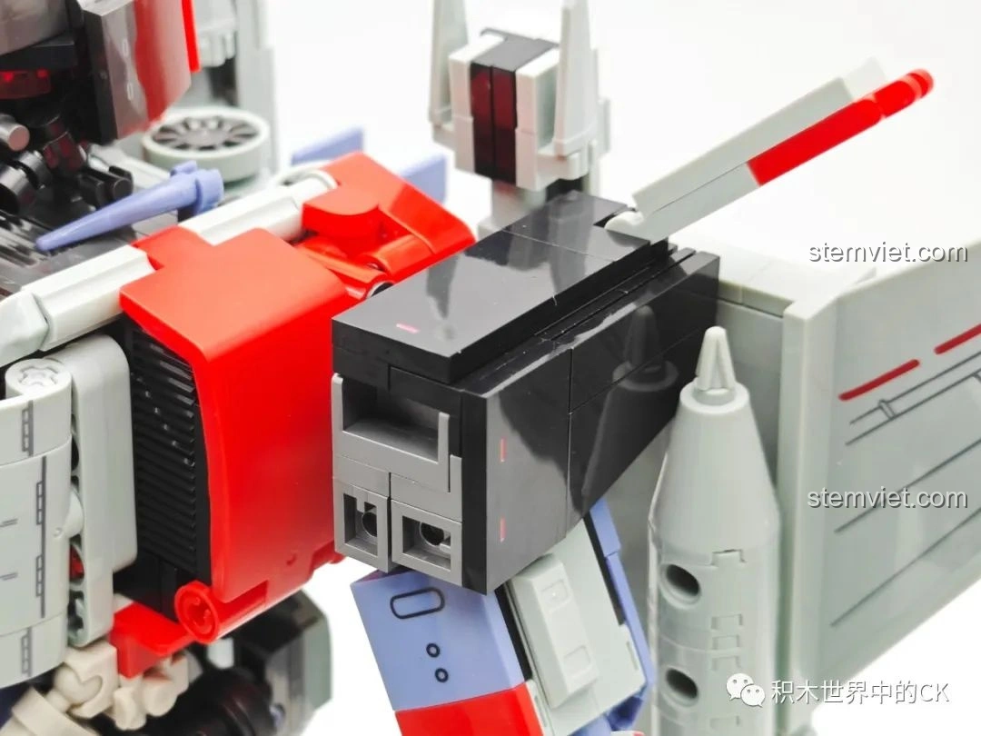 Cận cảnh phần tay và khớp khuỷu của mô hình Robot Biến Hình Blitzwing JIESTAR 58047.