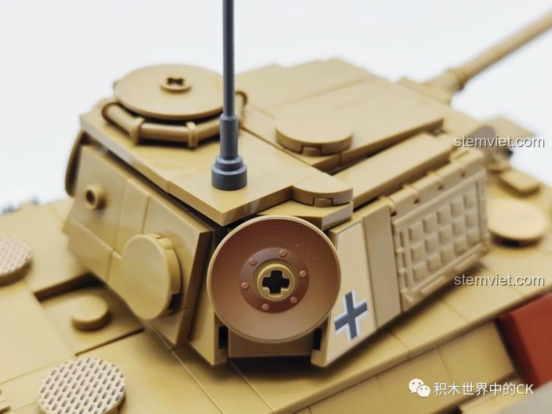 Cận cảnh chi tiết trên nóc tháp pháo của xe tăng Panther V CaDA C61073.