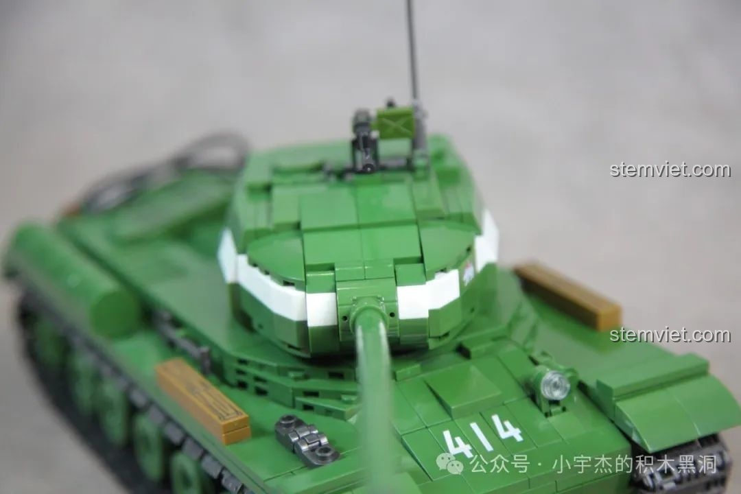 Cận cảnh chi tiết thùng dầu phụ và lưới tản nhiệt động cơ trên mô hình xe tăng IS-2.