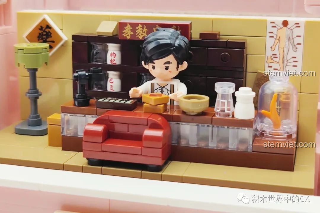 Cận cảnh bối cảnh tiệm thuốc Bản Thảo Cương Mục trong bộ đàn piano Keeppley DZ0155.