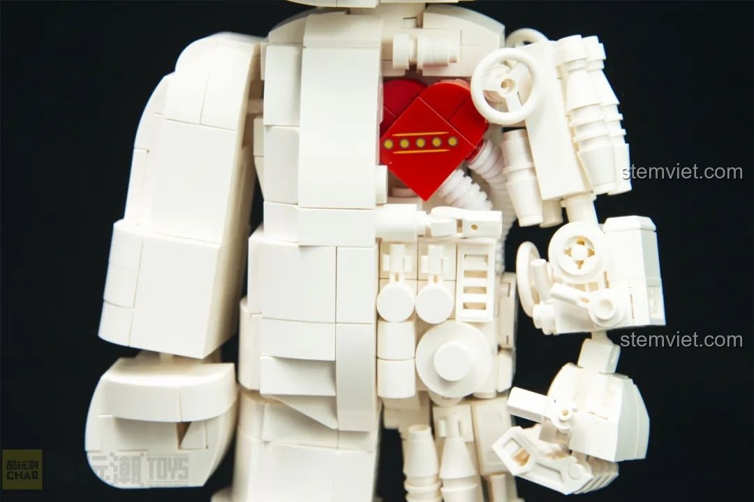 Cận cảnh trái tim màu đỏ và các chi tiết cơ khí bên trong của mô hình Astro Boy 86206.