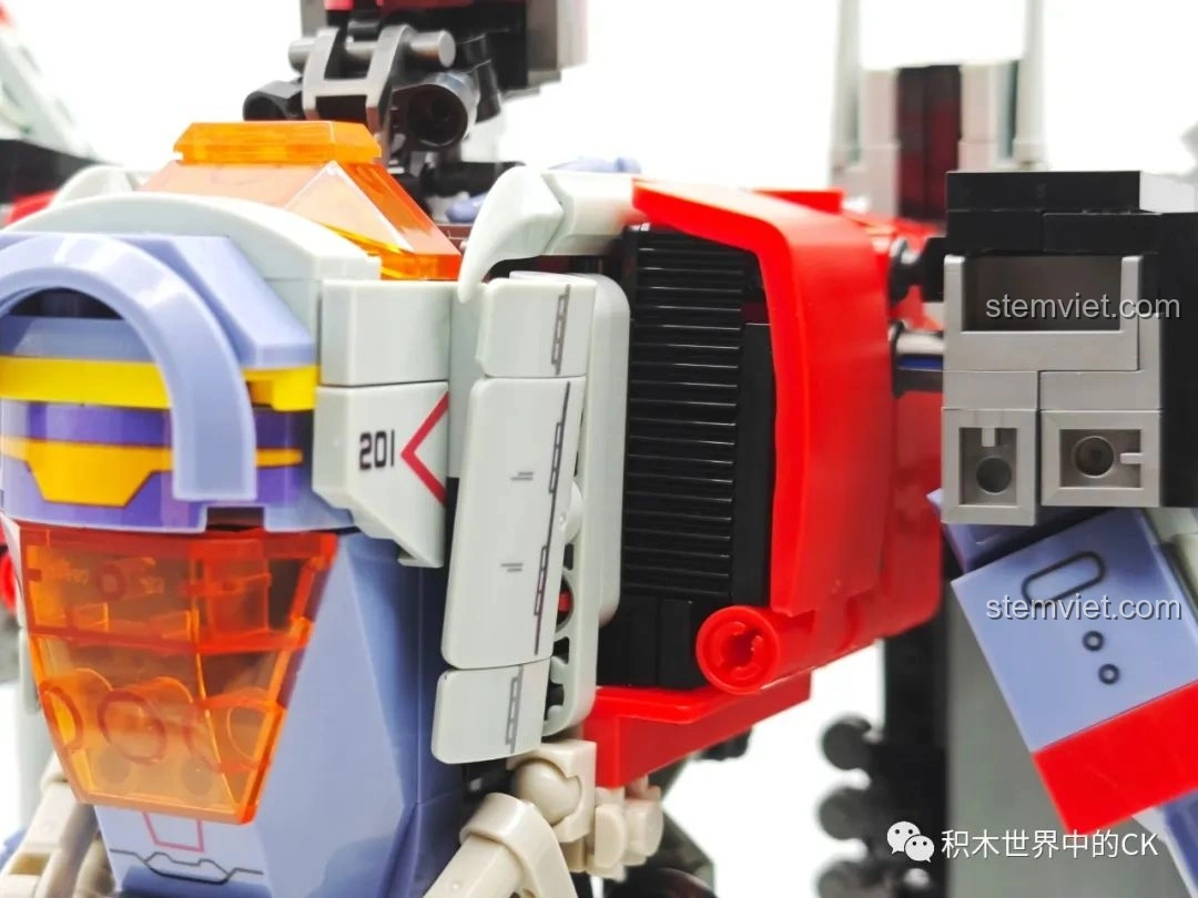 Cận cảnh phần vai và khớp nối của mô hình Robot Biến Hình Blitzwing JIESTAR 58047.