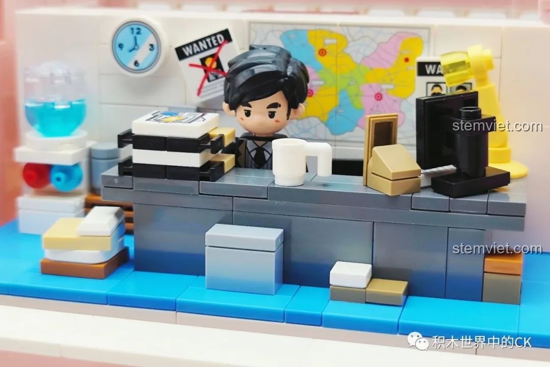 Cận cảnh bối cảnh văn phòng thám tử trong bộ đàn piano Keeppley DZ0155.