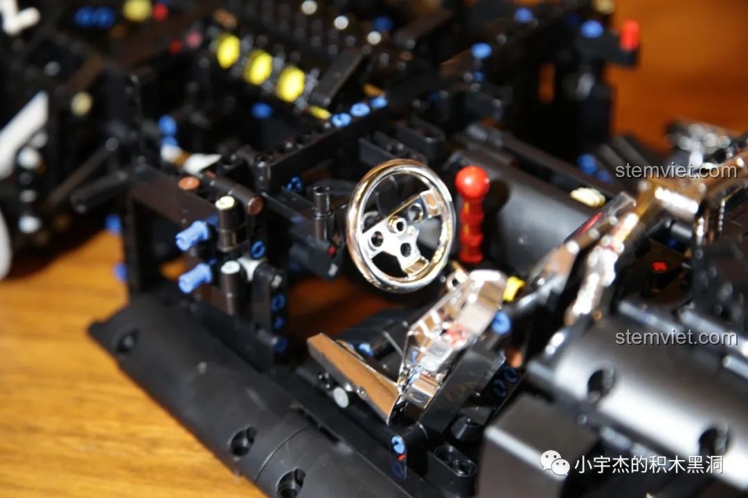 Cận cảnh vô lăng mạ điện và khoang lái chi tiết của bộ lắp ráp Xe của Ken Block 13108.