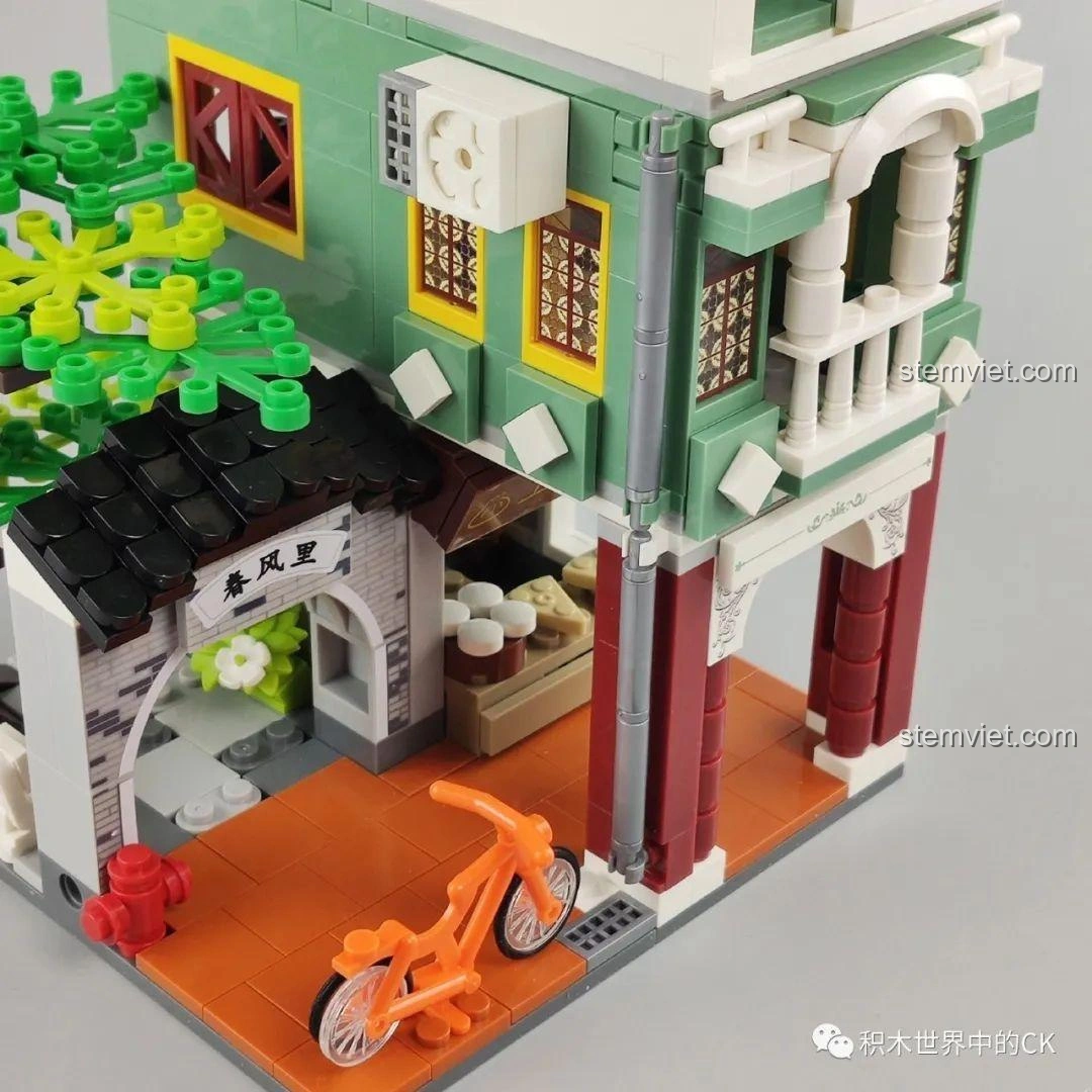 Cận cảnh hai mô hình WOMA C0336 và C0337 Phố Cổ Kiến Trúc Qilou khi kết hợp, cho thấy chi tiết và sự hài hòa.